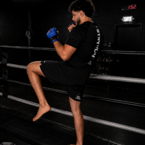T-SHIRT STRYKON FIGHT WITH PURPOSE NOIR porté de